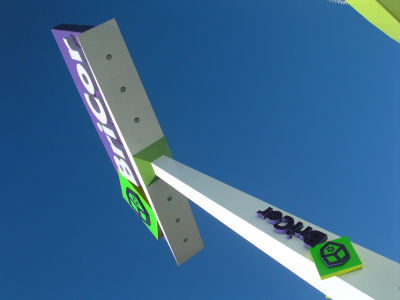 Monoposte publicitario de doble cara con diseño en relieve para la marca Bricor, asegurando gran impacto visual en altura.