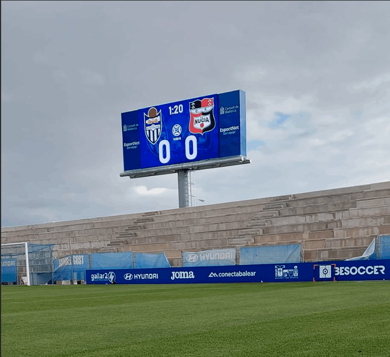 Pantalla LED de gran formato instalada en un estadio, utilizada como marcador digital y panel publicitario para eventos deportivos.
