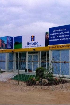 Valla publicitaria de alta calidad, resistente y diseñada para maximizar la visibilidad de la marca