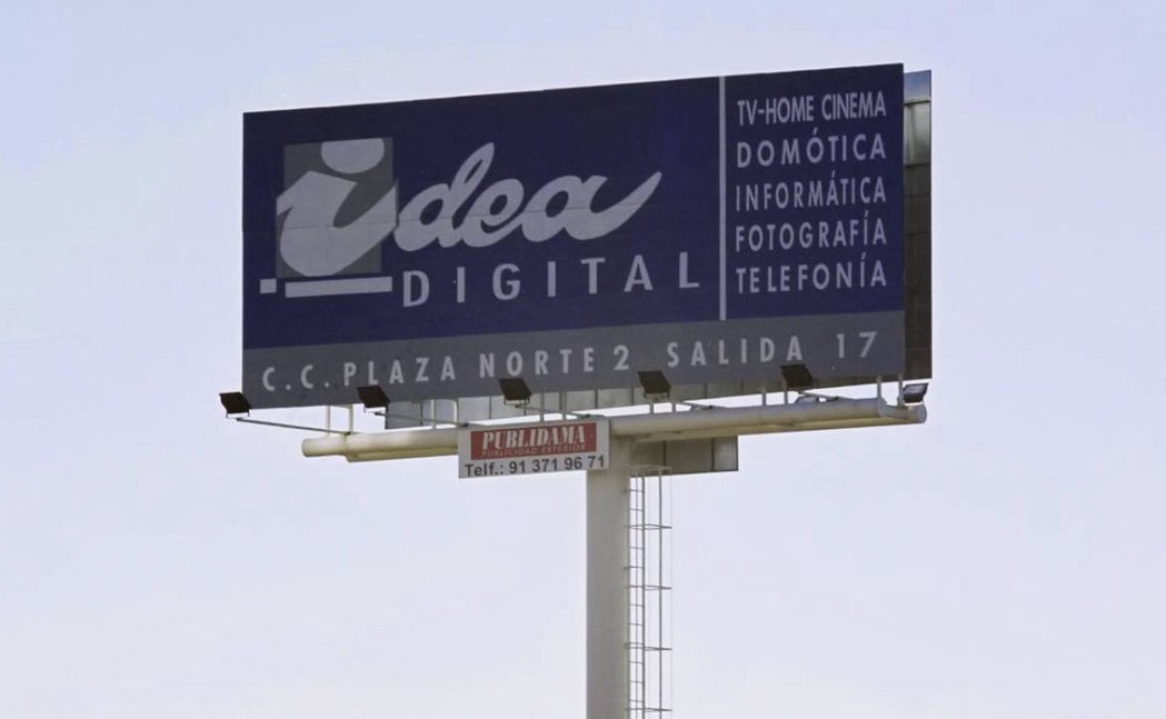 Poste publicitario robusto con estructura resistente, ideal para señalización y publicidad en altura.