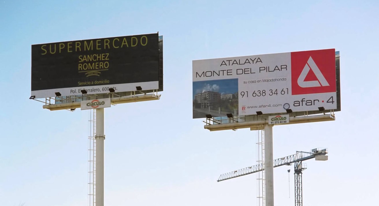 Poste publicitario robusto con estructura resistente, ideal para señalización y publicidad en altura.