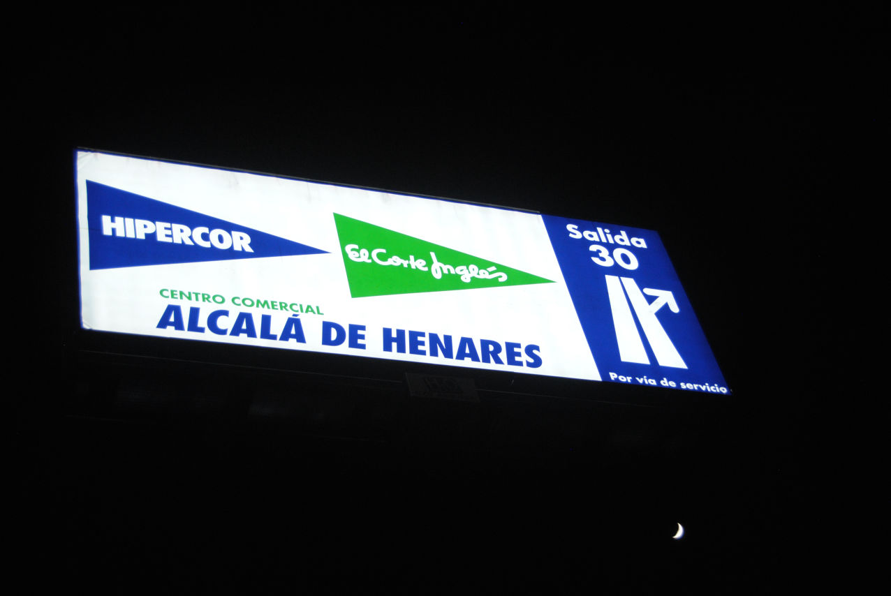 Cartel retroiluminado con tecnología LED para máxima visibilidad tanto de día como de noche.