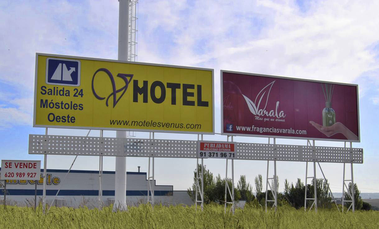 Valla publicitaria de alta calidad, resistente y diseñada para maximizar la visibilidad de la marca.