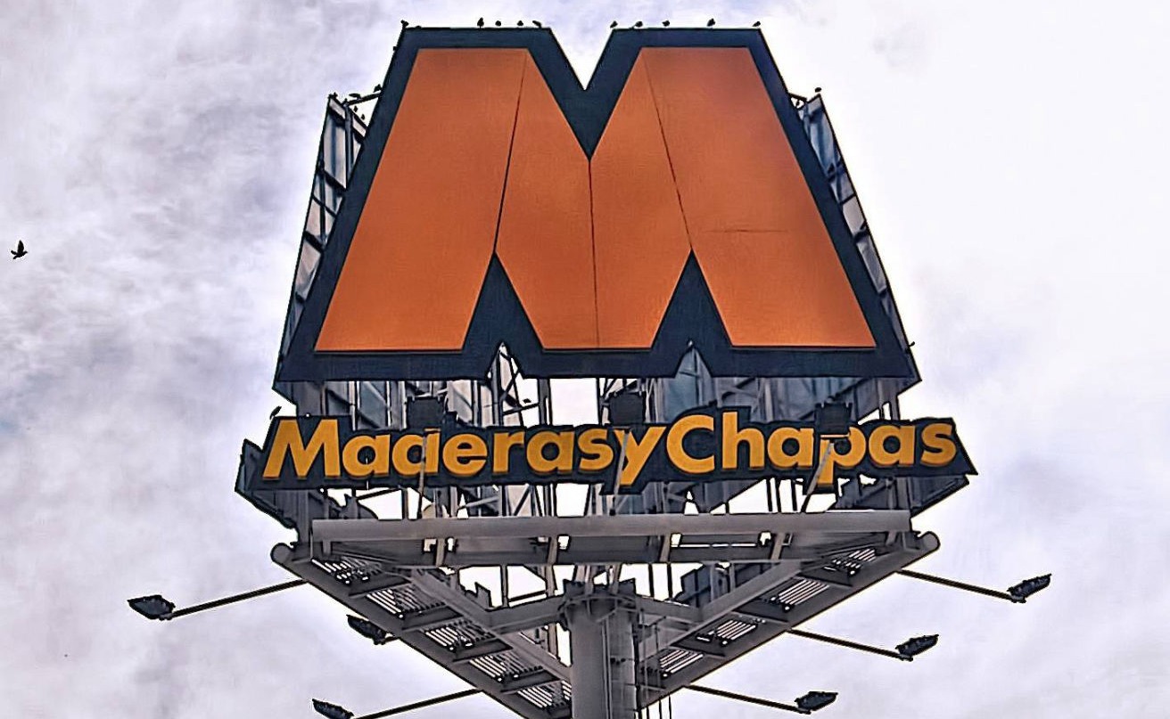 Poste publicitario robusto con estructura resistente, ideal para señalización y publicidad en altura.