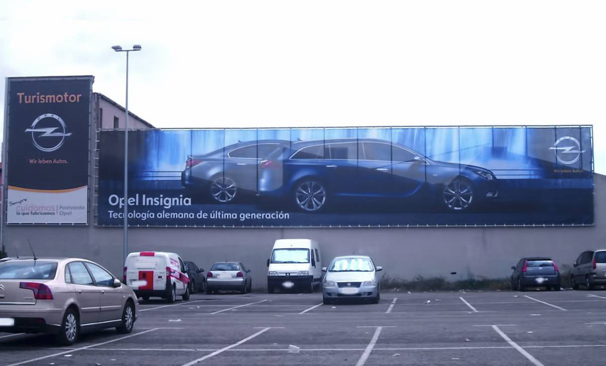 Lona publicitaria de gran formato con impresión de alta calidad, resistente a la intemperie.