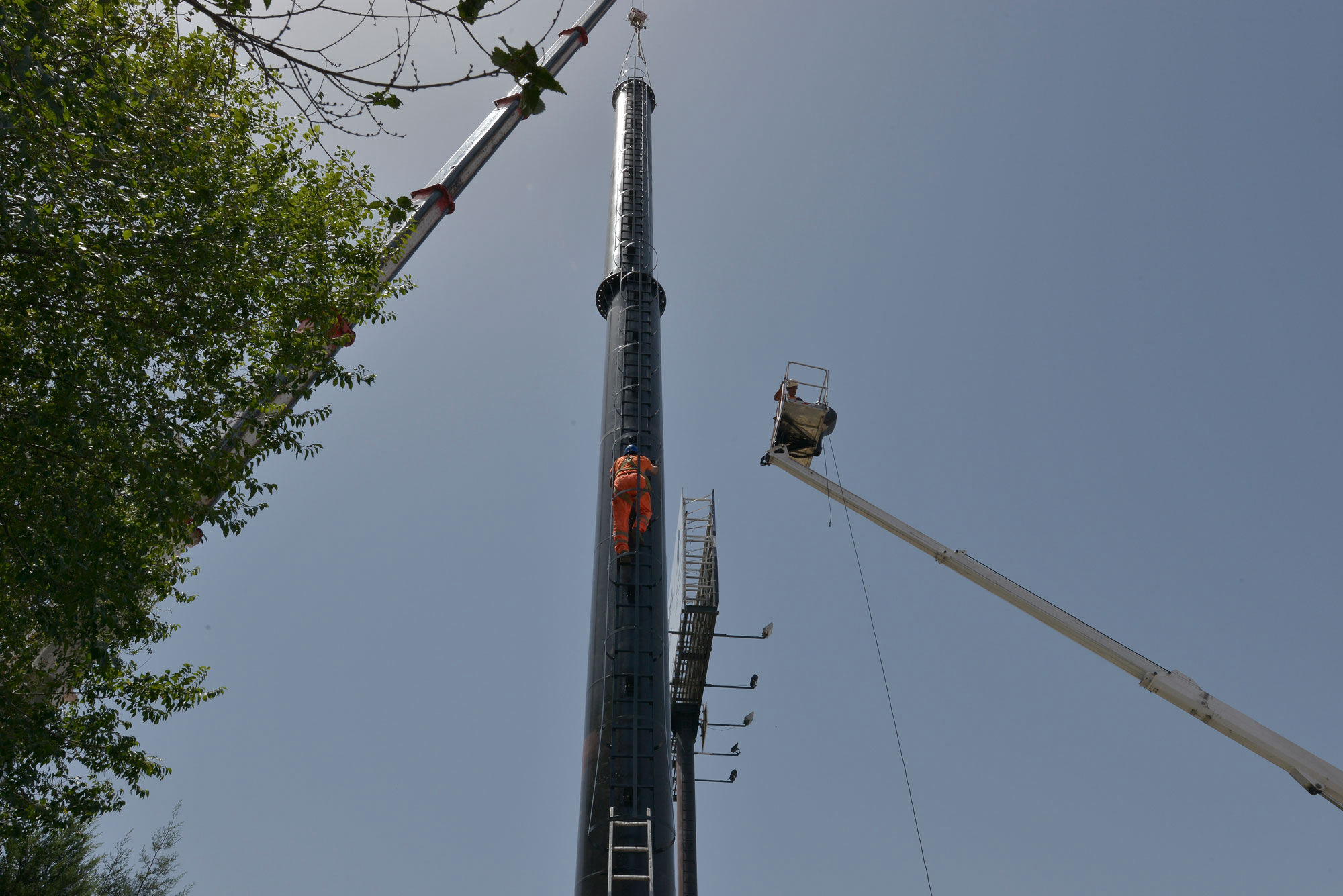 Mantenimiento e instalación en altura de un poste publicitario mediante plataformas elevadoras, garantizando seguridad y precisión en el montaje.