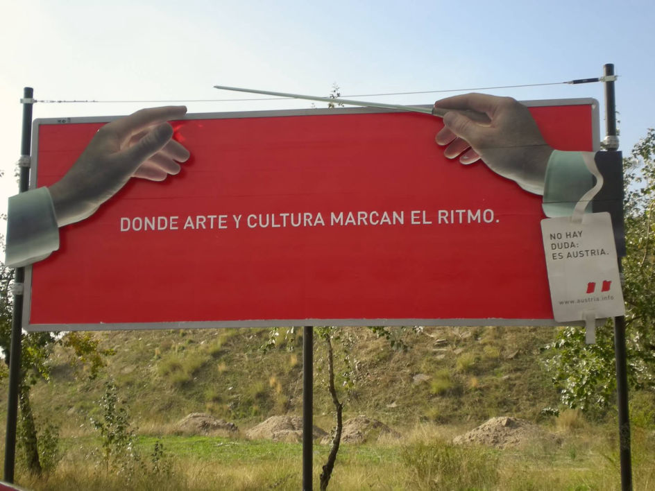 Cartel corpóreo con diseño personalizado y acabado en volumen para una identidad visual destacada.